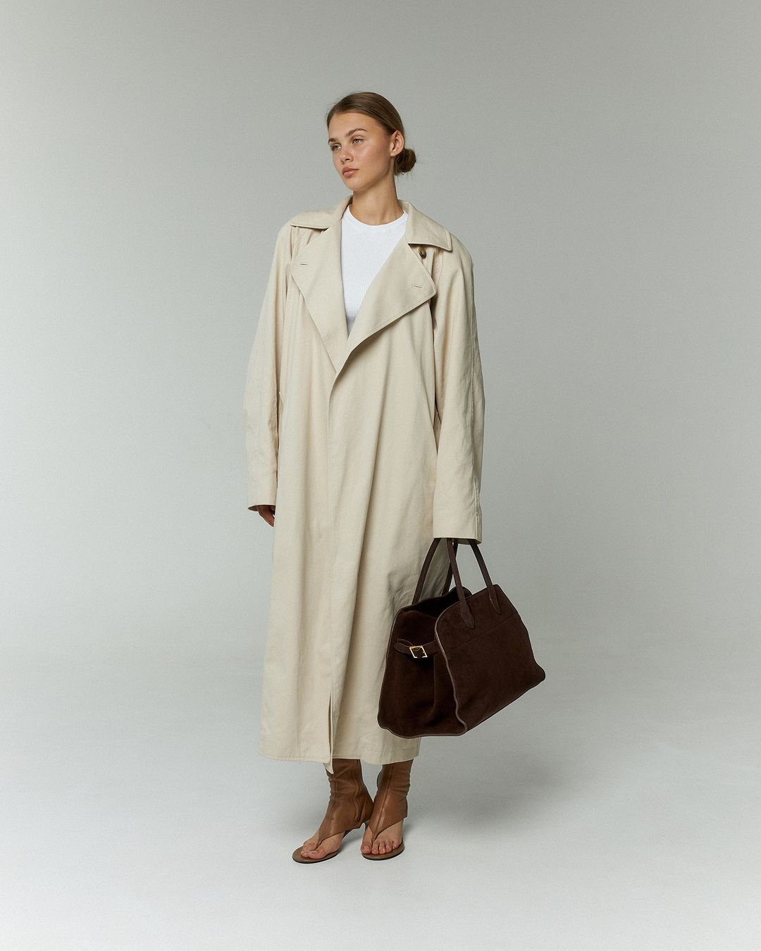 COCO – Luxe Suède Tote met Gouden Details, Elegant & Functioneel