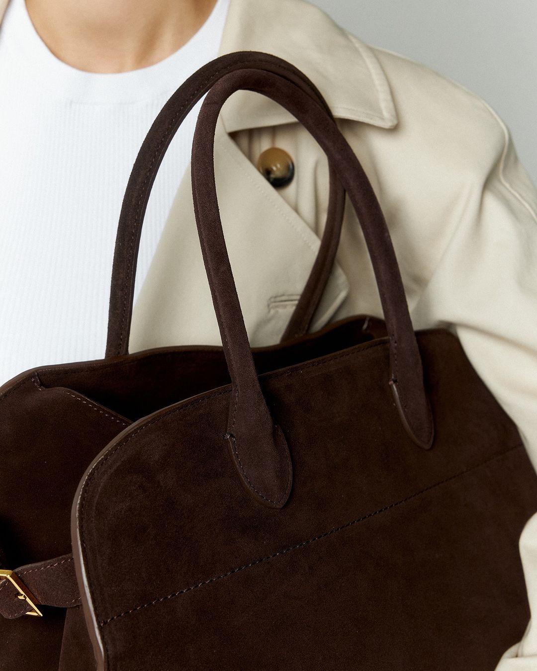 COCO – Luxe Suède Tote met Gouden Details, Elegant & Functioneel