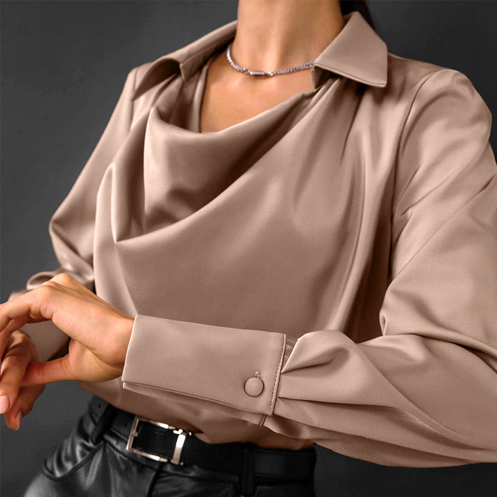 Sylvia | Satijnen Blouse met luxe glans en plooihals