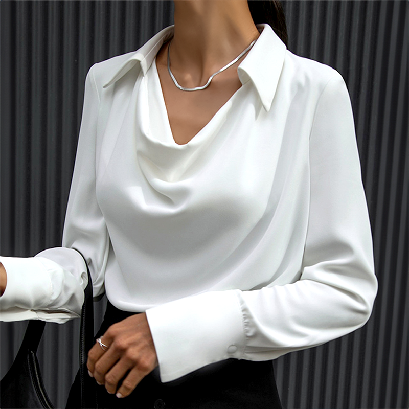 Sylvia | Satijnen Blouse met luxe glans en plooihals