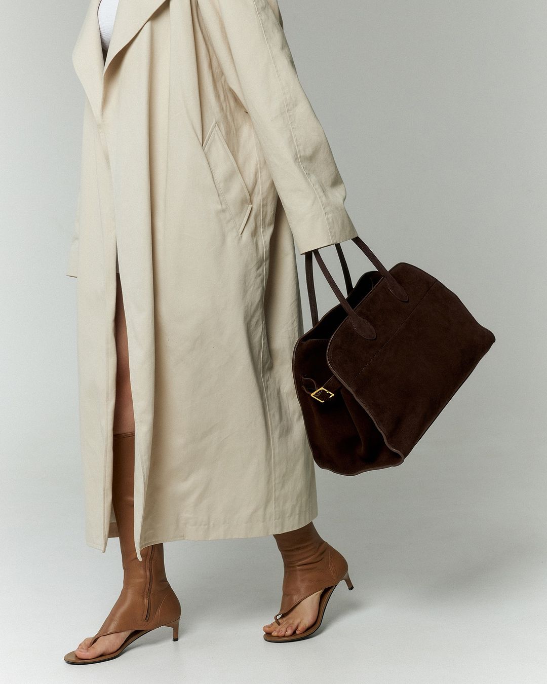 COCO – Luxe Suède Tote met Gouden Details, Elegant & Functioneel