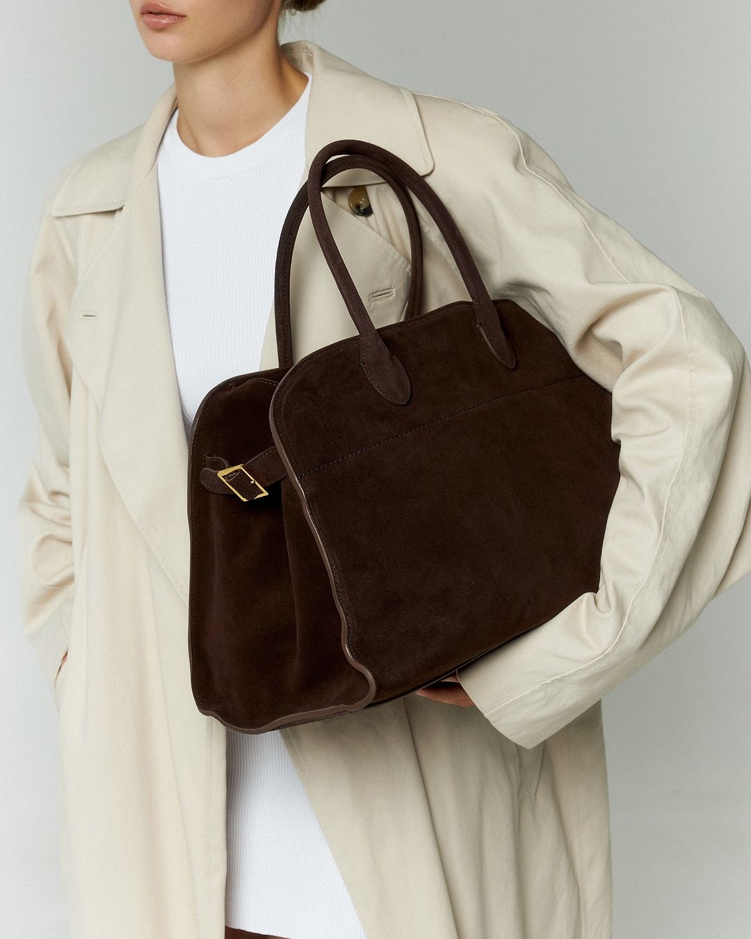 COCO – Luxe Suède Tote met Gouden Details, Elegant & Functioneel